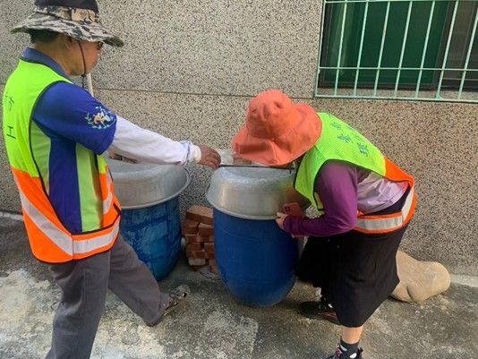 防疫團隊在社區病媒蚊巡查落實巡倒清刷 防疫團隊在社區病媒蚊巡查落實巡倒清刷